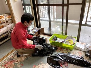 不用品処分作業中1